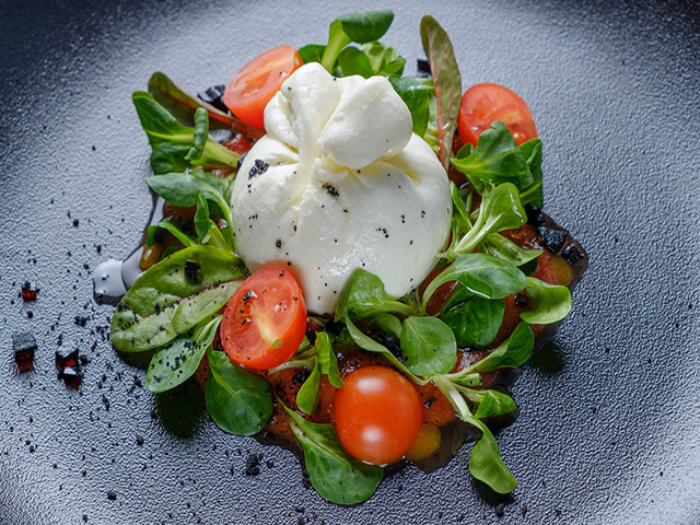 Салат с Бурратой