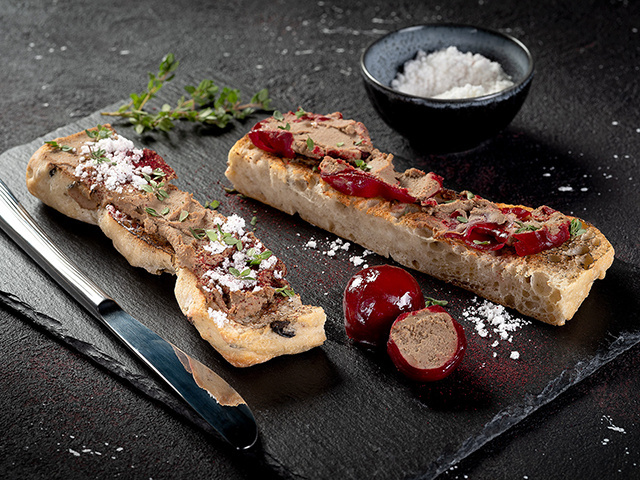 Паштет из куриной печени со сливочным сыром и вишневой глазурью