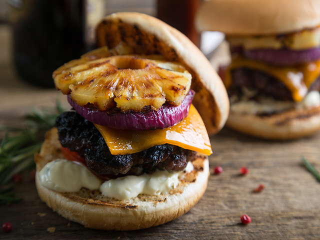 Бургер с ананасом и говяжьей котлетой