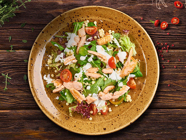 Салат с лососем и пастой птитим