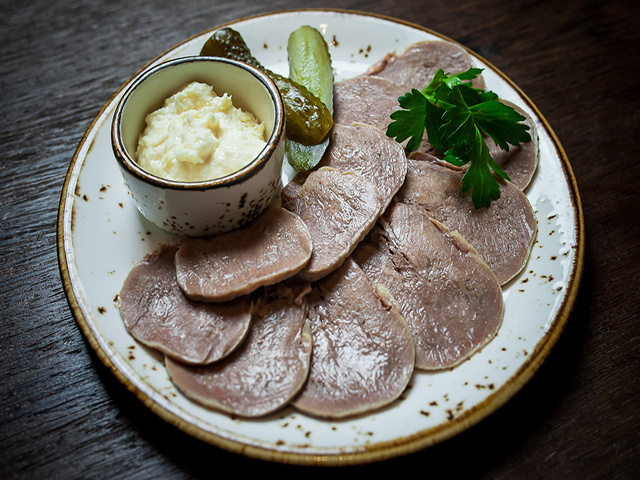 Отварной язык с хреном