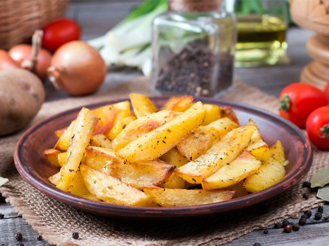 Картофель запеченный в ароматных травах