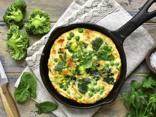 Брокколи запеченное в омлете