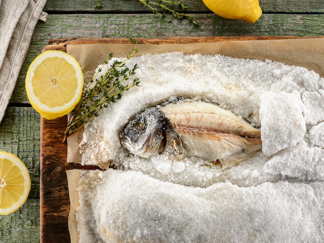 Дорадо запеченная в соли