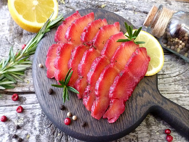 Слабосоленый лосось в свекле