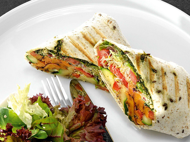 Вегетарианский буррито с соусом песто