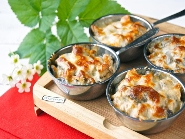 Жульен с курицей и грибами