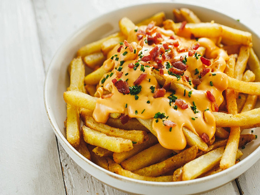Картофель фри с сырным соусом